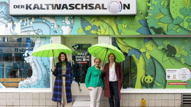 Gabriele Hässig, P&G: "Unsere Marken sollen Teil der Lösung sein" - v.l.: Model Marie Nasemann, Gabriele Hässig (P&G) und Heike Vesper (WWF) - Quelle: Ulrich Lindenthal-Lazhar/P&G